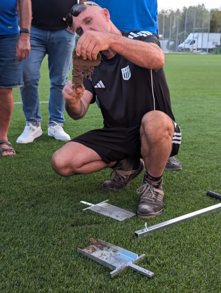 Greenkeeper bei der Rasenanalyse